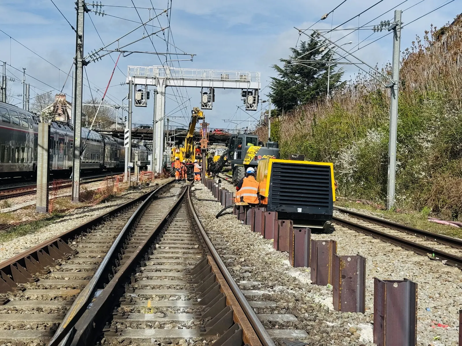 Palplanches le long d’une voie, train en circulation