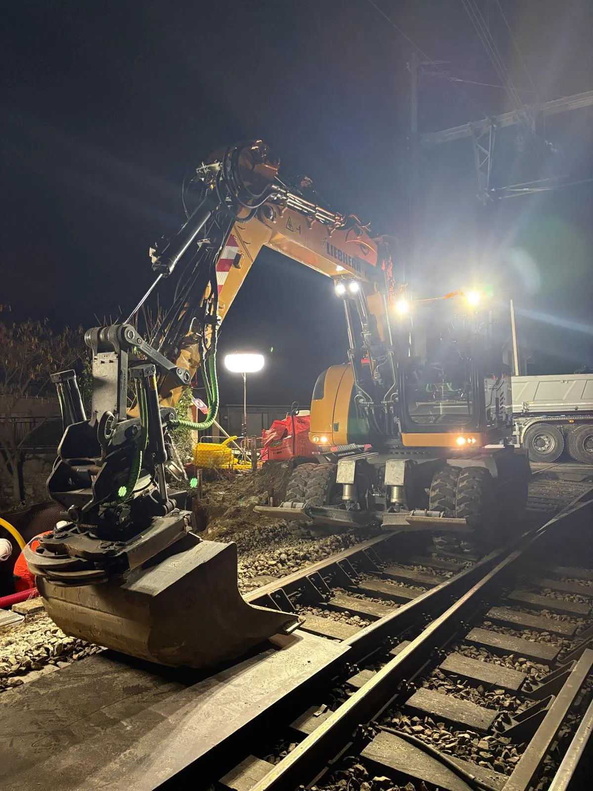 Pelles rail-route en intervention de nuit